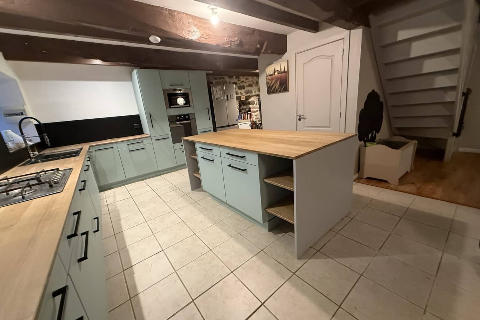 Cuisine vert sauge relookée par l'atelier Koverstar en Bretagne — chantier réel