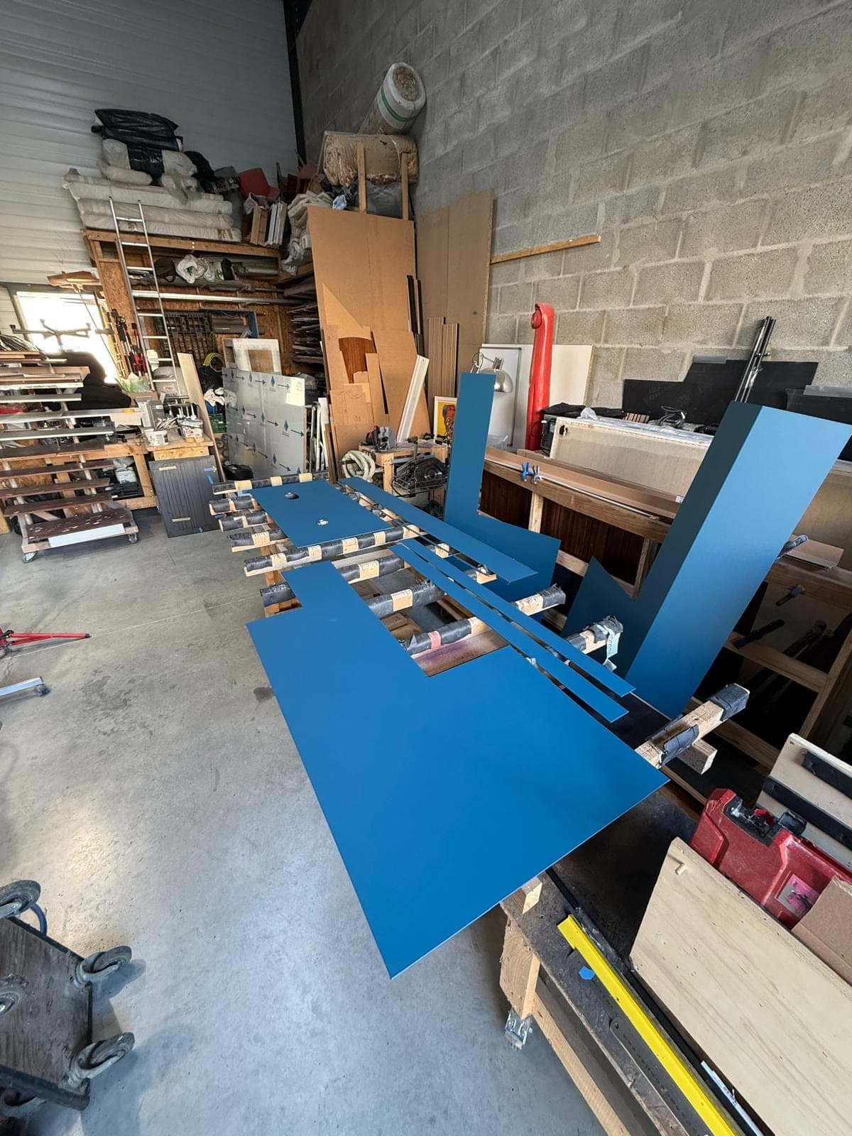 Façades de cuisine recouvertes en bleu, en séchage à l'atelier Koverstar
